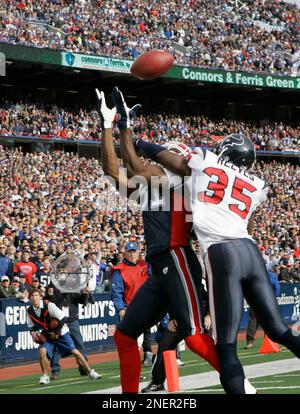 Buffalo Bills' Terrell Owens can't make the catch under pressure from Tampa  Bay Buccaneers' Aqib Talib during the first half of the NFL football game  in Orchard Park, N.Y., Sunday Sept. 20