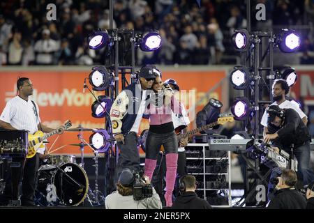 Photo: Jay-Z and Alicia Keys perform before the New York Yankees play the  Philadelphia Phillies in game 2 of the World Series at Yankee Stadium in  New York - NYP20091029105 