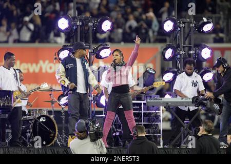 .com: Jay-Z Alicia Keys New York Yankees singing World Series 8x10  11x14 16x20 924 - Size 8x10 : Sports & Outdoors