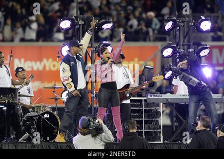 Photo: Jay-Z and Alicia Keys perform before the New York Yankees play the  Philadelphia Phillies in game 2 of the World Series at Yankee Stadium in  New York - NYP20091029105 