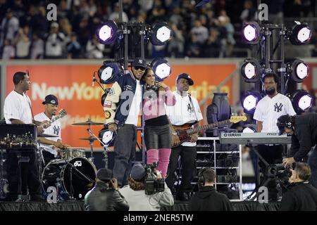 Photo: Jay-Z and Alicia Keys perform before the New York Yankees play the  Philadelphia Phillies in game 2 of the World Series at Yankee Stadium in  New York - NYP20091029103 