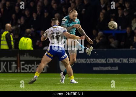 Blake Austin #6 of Leeds Rhinos kicks ahead despite the tackle of Danny Walker #16 of Warrington Wolves during the Betfred Super League Round 1 match Warrington Wolves vs Leeds Rhinos at Halliwell Jones Stadium, Warrington, United Kingdom, 16th February 2023  (Photo by Craig Thomas/News Images) Stock Photo