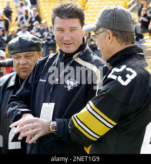 Retired Pittsburgh Steelers Mike Wagner safety, right, visits with