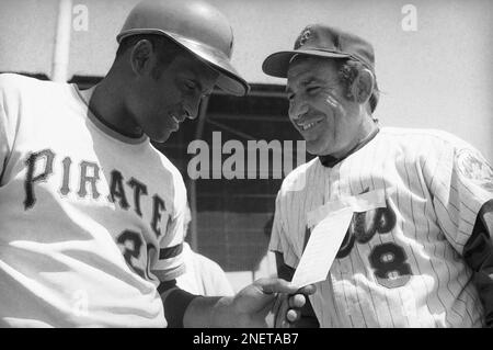 New York Mets coach Yogi Berra poses on March 1968 at St