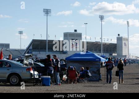 Buffalo Bills fans watch as their team warms up before a NFL football game  against the Cincinnati Bengals Sunday, Sept. 22, 2019., in Orchard Park,  N.Y. (AP Photo/John Munson Stock Photo - Alamy