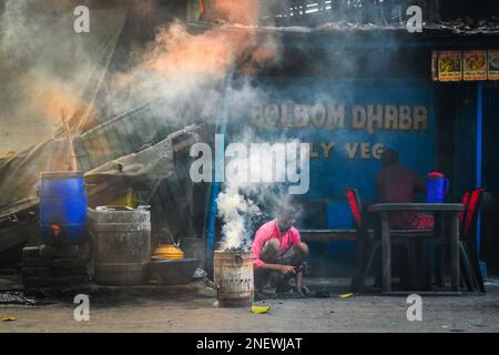 Kolkata, West Bengal, India. 16th Feb, 2023. A person is burning a coal-fuelled clay oven at a roadside food stall in Kolkata. Which is one of the biggest causes of air pollution in Kolkata. (Credit Image: © Sudipta Das/Pacific Press via ZUMA Press Wire) EDITORIAL USAGE ONLY! Not for Commercial USAGE! Stock Photo