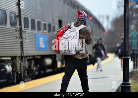 Winfield, Illinois, USA. Passengers disembarking a Metra commuter train in the western suburbs of Chicago. Stock Photo