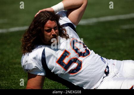 Denver Broncos guard Ben Hamilton warms up before taking part in a practice  session at the team's headquarters in Englewood, Colo., on Wednesday, Sept.  9, 2009. (AP Photo/David Zalubowski Stock Photo - Alamy