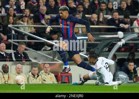 Barcelona, Spain. 16th Feb, 2023. Ronald Araujo (FC Barcelona) duels for the ball against Casemiro (Manchester United) during the Europa League football match between FC Barcelona and Manchester United, at the Camp Nou stadium in Barcelona, Spain, on February 16, 2023. Foto: Siu Wu. Credit: dpa/Alamy Live News Stock Photo