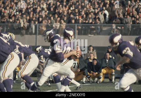 Fran Tarkenton, (10) Minnesota Vikings quarterback with teammate Carl Eller  (81), Jan. 7, 1974. Location unknown. (AP Photo/Ferd Kaufman Stock Photo -  Alamy