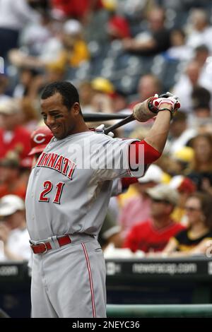 Cincinnati Reds' Chris Dickerson plays in the baseball game between the Pittsburgh  Pirates and the Cincinnati Reds in Pittsburgh, Friday, April 16, 2010. (AP  Photo/Keith Srakocic Stock Photo - Alamy