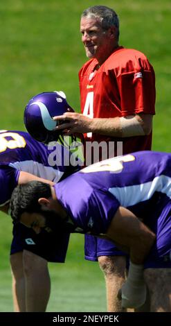 Minnesota Vikings Jim Kleinsasser (40) warms up prior to a game against the  Minnesota Vikings at Heinz field in Pittsburgh PA. Pittsburgh won the game  27-17. (Credit Image: © Mark Konezny/Southcreek Global/ZUMApress.com