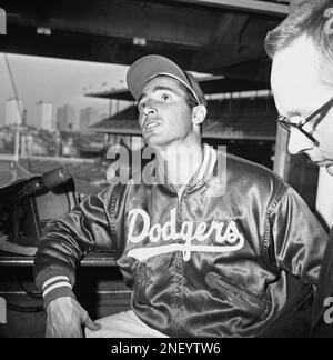 https://l450v.alamy.com/450v/2neytw6/sandy-koufax-of-the-los-angeles-dodgers-talks-to-reporters-after-pitching-a-game-on-april-24-1962-in-chicago-in-which-he-struck-out-18-chicago-cubs-to-equal-the-all-time-record-share-by-himself-and-bob-feller-koufax-said-he-got-mad-when-billy-williams-of-cubs-homered-in-ninth-inning-so-he-bore-down-and-struck-out-three-batters-in-the-inning-to-bring-his-game-total-to-the-18-figure-which-he-achieved-once-before-in-his-career-ap-photo-harry-hall-2neytw6.jpg