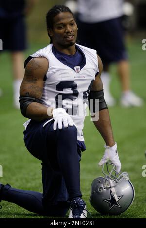 Dallas Cowboys' Roy Williams wears the jersey of teammate Marion Barber  during the team's NFL football training camp in San Antonio, Tuesday, Aug.  18, 2009. (AP Photo/Eric Gay Stock Photo - Alamy