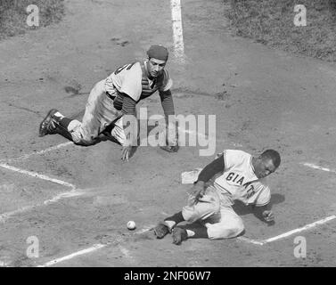 1956 at the Polo Grounds in New York: Willie Mays posing before a