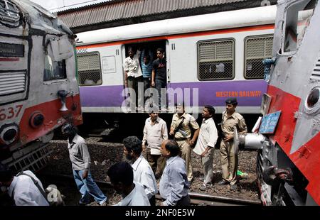 Unidentified Passengers Standing on the Doors of Running Local Train during  Rush Hours Editorial Photography - Image of station, india: 168031082