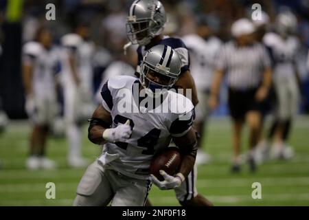 Dallas Cowboys' Roy Williams wears the jersey of teammate Marion Barber  during the team's NFL football training camp in San Antonio, Tuesday, Aug.  18, 2009. (AP Photo/Eric Gay Stock Photo - Alamy