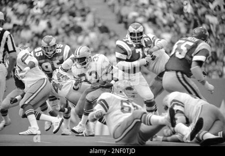 Roger Staubach with Tony Dorsett blocking  Dallas cowboys, Dallas cowboys  players, Cowboys players