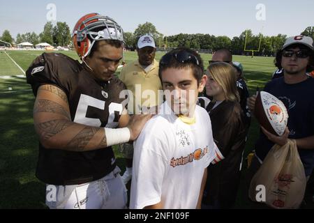 Cleveland Browns linebacker Kaluka Maiava signs a shirt at the Cleveland  Browns NFL football training camp Sunday, Aug. 2, 2009, in Berea, Ohio. (AP  Photo/Tony Dejak Stock Photo - Alamy