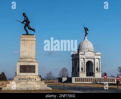 The1st Minnesota Volunteer Infantry monument and the Pennsylvania monument on Hancock Avenue in the Gettysburg National Military Park Stock Photo