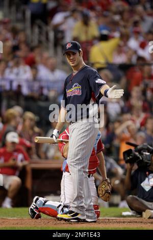 American League's Joe Mauer of the Minnesota Twins at bat during the MLB  baseball Home Run Derby in St. Louis, Monday, July 13, 2009. (AP Photo/Jeff  Roberson Stock Photo - Alamy