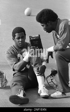 Tony Dorsett, Heisman Trophy winner, works out at the Dallas Cowboys rookie  camp, Tuesday, July 12, 1977, Thousand Oaks, Calif. Dorsett said his goal  as a pro football rookie is to gain