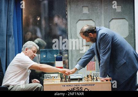 Bobby Fischer at Hilton Hotel in Amsterdam for discussions with FIDE  chairman Max Euwe (right) about the two-camp to the world championship with Boris  Spassky Date: 31 January 1972 Location: Amsterdam, Noord-Holland