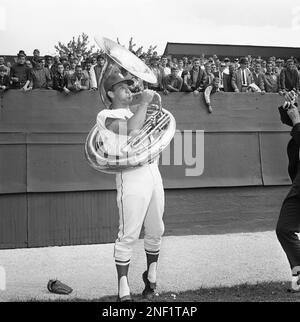 Bob uecker hi-res stock photography and images - Alamy