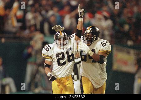 Pittsburgh Steelers Rod Woodson (26) attempts to block a reception