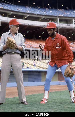 Actor John Forsythe with Ozzie Smith, SS, of St. Louis Cardinals before  Dodgers vs Cards baseball game at Dodger Stadium in Los Angeles, Calif.,  Aug. 31, 1982. (AP Photo/Saxon Stock Photo - Alamy