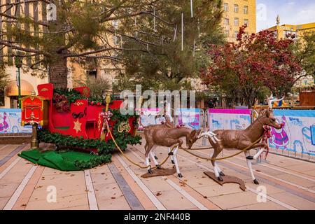 Texas, NOV 25 2022 - Afternoon view of the San Jacinto Plaza with Christmas decoration Stock Photo