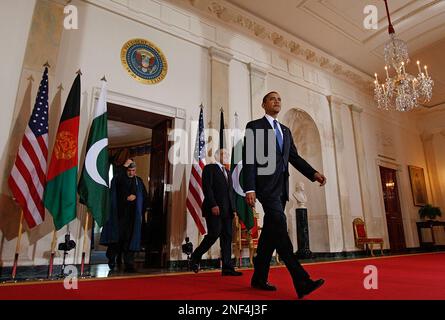 President Barack Obama, followed by Afghan President Hamid Karzai, left, and Pakistani President Asif Ali Zardari, center, arrives to make statements in the Grand Foyer of the White House, Wednesday, May 6, 2009, after their meetings. (AP Photo/Ron Edmonds)