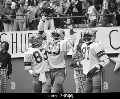 Tony Dorsett, Dallas Cowboys running back, second from left, gets ready to  toss the ball to the sidelines after rushing for over 1,000 yards in his  rookie season, Sunday, Dec. 18, 1977