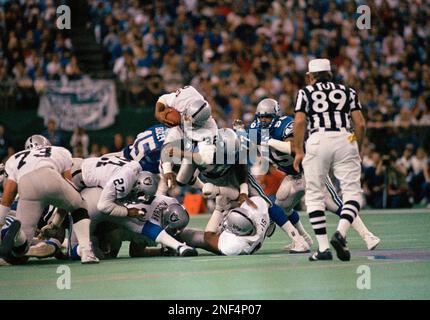 Marcus Allen #32 of the Los Angeles Raiders  Raiders football, Oakland  raiders, Raiders