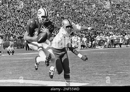 New York Jets' quarterback Joe Namath (12) is seen during timeout during  game against the Houston Oilers, Oct. 1, 1972. (AP Photo/Ed Kolenovsky  Stock Photo - Alamy