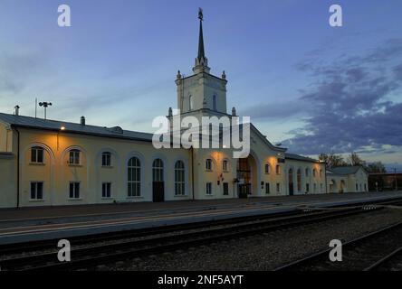 DNO, RUSSIA - MAY 07, 2022: The railway station of the city of Dno in ...