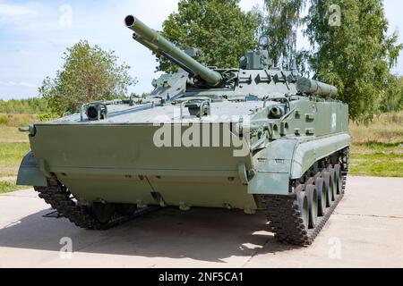 ALABINO, RUSSIA - AUGUST 19, 2022: BMP-3 infantry fighting vehicle on a sunny August day. Front view Stock Photo