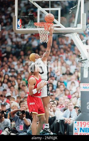 Dennis Rodman of the San Antonio Spurs, sporting a new raspberry hair  color, hauls in a rebound in a game against the Houston Rockets Tuesday,  Feb. 21, 1995 in Houston. (AP Photo/Brett Coomer Stock Photo - Alamy