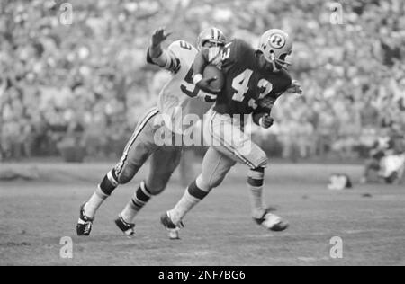 December 31, 1972 - Washington, District of Columbia, United States of  America - Washington Redskins quarterback Billy Kilmer (17), right, looks  to pass after faking the ball to running back Larry Brown (