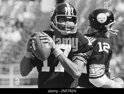 Pittsburgh Steelers' quarterback Joe Gilliam Jr., (17) looks to pass the  ball during practice in Pittsburgh in 1974. Terry Bradshaw is at right. (AP  Photo Stock Photo - Alamy