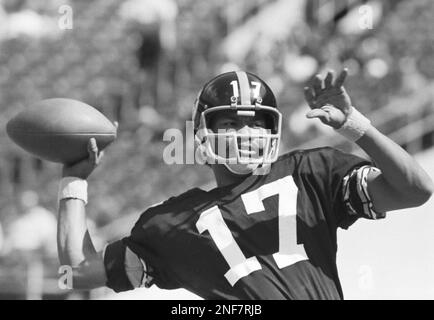 Joe Gilliam (17) quarterback of Pittsburgh Steelers in August 1975. (AP  Photo/Harry Cabluck Stock Photo - Alamy