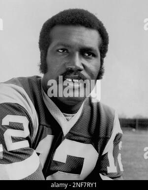 Pittsburgh Steelers' quarterback Joe Gilliam Jr., (17) looks to pass the  ball during practice in Pittsburgh in 1974. Terry Bradshaw is at right. (AP  Photo Stock Photo - Alamy