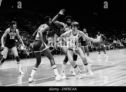 New York Nets Jan van Breda Kolff leans on Buffalo Braves John Shumate as  Kolff scores in the first period of their game at Uniondale, Nov. 3, 1976.  Nets Al Skinner (30)