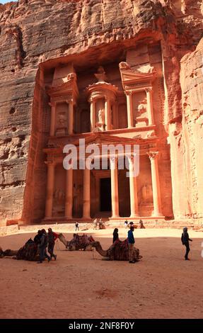 Khazne al-Firaun, Schatzhaus des Pharao, ein von den Nabatäern aus dem Fels geschlagenes Mausoleum in der antiken Stadt Petra, Unesco Weltkulturerbe, Stock Photo