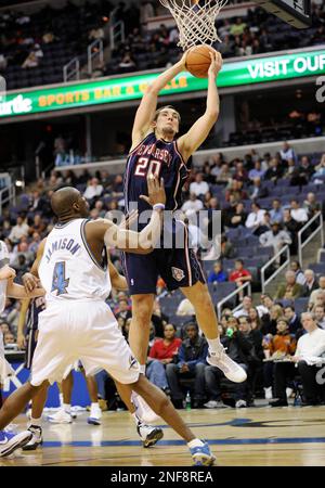 New Jersey Nets' Ryan Anderson puts up a shot as he gets by