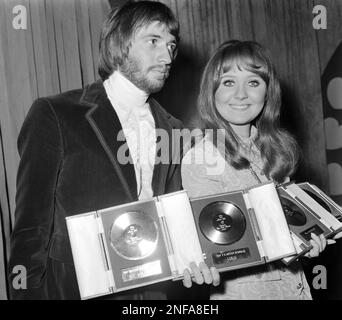 The Bee Gees Maurice Gibb with singer Lulu Stock Photo - Alamy
