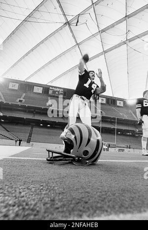 Cincinnati Bengals quarterback Ken Anderson, (14) releases the ball as New  York Jets' Kenny Neil (77)