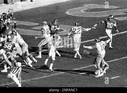 Defensive back Bobby Bryant of the Minnesota Vikings takes a look behind  him as he hostfoots it down field for a touchdown after Vikings blocked a  Los Angeles Rams field goal attempt