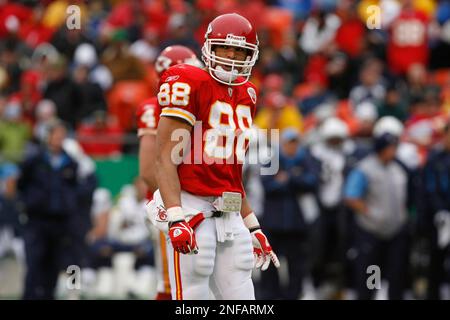 Kansas City Chiefs' Mark Bradley (83) celebrates with Chiefs tight end Tony  Gonzalez (88) after Gonzalez scored a touchdown against the New York Jets  during the second quarter of an NFL football