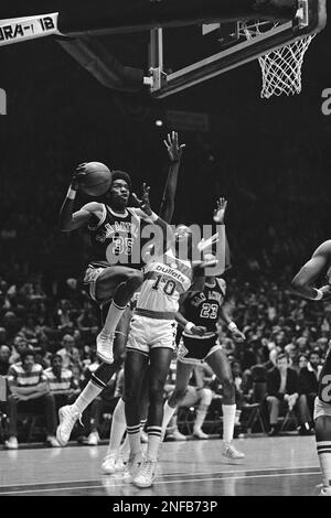 Larry Kenon (35) of the San Antonio Spurs goes up for a shot during an ABA  playoff game against the New York Nets in Uniondale, N.Y., April 11, 1976.  (AP Photo Stock Photo - Alamy